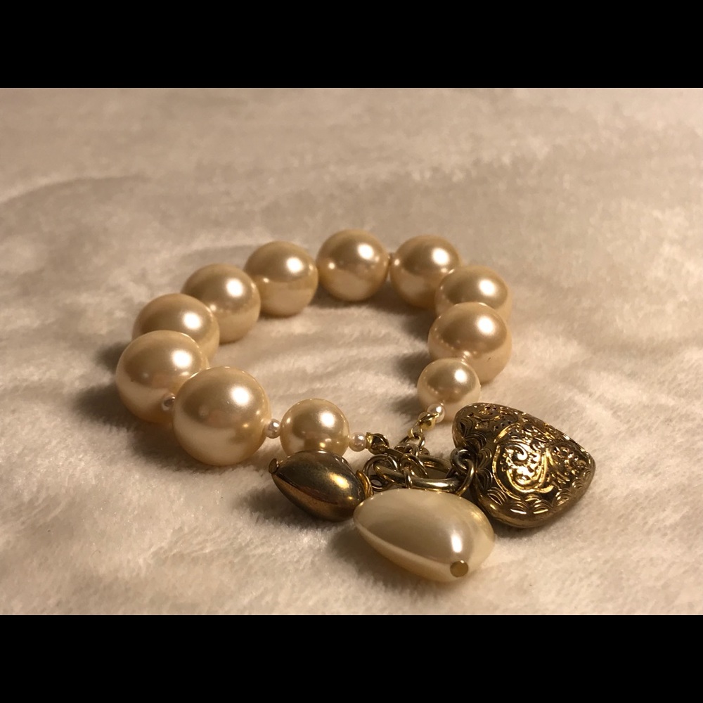 🌸 Pearl like bracelet with charms